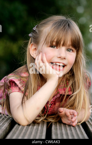 junges Mädchen mit langen hellbraunem Haar Stockfoto