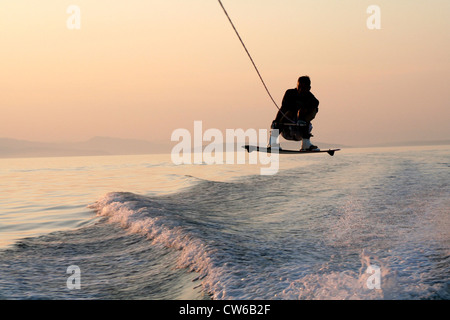 Krk, Wakeboarder im Licht der untergehenden Sonne Stockfoto