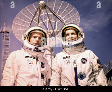 Gemini 8 Astronauten außerhalb Mission Control Center (10. März 1966) Stockfoto