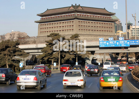 Peking, das Westtor der Stadtmauer auf einer belebten Straße Stockfoto