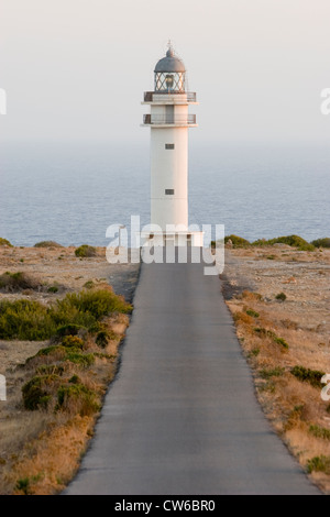 Langer Weg es cap de Barbaria Leuchtturm, Formentera Stockfoto