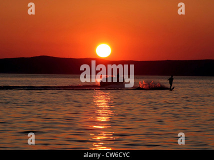 Krk, Wakeboarder im Licht der untergehenden Sonne Stockfoto