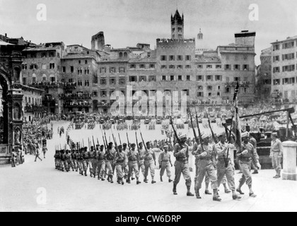 Französische Truppen Parade am Bastille-Tag, 14. Juli 1944 in Siena Stockfoto