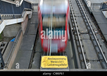 Warnung Zeichen und Straßenbahn Hochspannungsleitung, Deutschland, Nordrhein-Westfalen, Köln Stockfoto