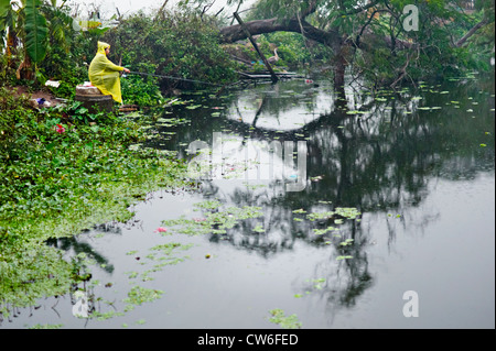 Ein einsamer Angler am am Westsee in Hanoi, Vietnam Stockfoto