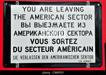 Sie verlassen den amerikanischen Sektor, Schild am Grenzübergang Checkpoint Charlie, Deutschland, Berlin Stockfoto