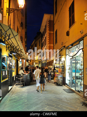 Fußgängerzone in Alassio bei Nacht, Italien, Ligurien, Riviera dei Fiori Stockfoto