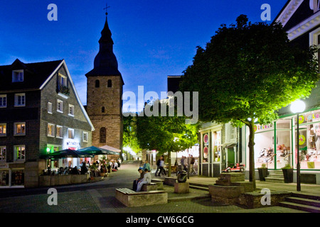 Menschen in die historische Altstadt Hattingen mit ihrem Turm, Hattingen, Ruhrgebiet, Nordrhein-Westfalen, Deutschland Stockfoto