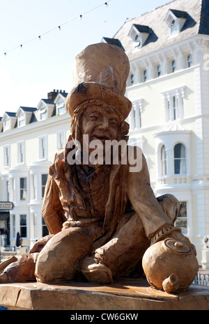 Holzskulptur des verrückten Hutmacher aus Alice im Wunderland auf Llandudno Promenade. PIC-Colin Paxton/CP-Fotografie Stockfoto