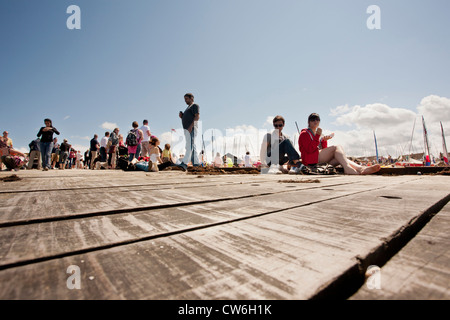 Menschen entspannen auf der Helling, Whistable Strand, Kent Stockfoto