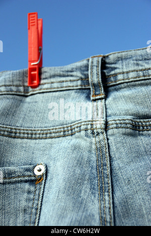 Jeans auf einer Wäscheleine draußen trocknen Stockfoto