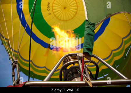 Blick in den Umschlag von einem Heißluftballon mit der Flamme des Brenners Stockfoto
