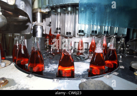 Abfüllanlage mit Softdrink-Flaschen Stockfoto