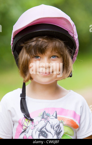 Ein junges Mädchen Hut ihr reiten während draußen auf einer Werft an einem Sommertag Stockfoto