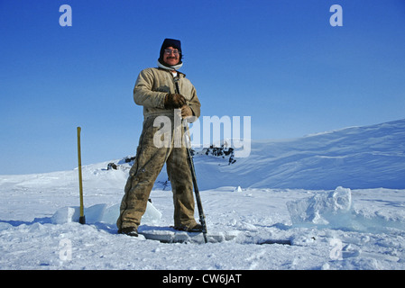 Inuit-Angeln in Winter, USA, Alaska Stockfoto