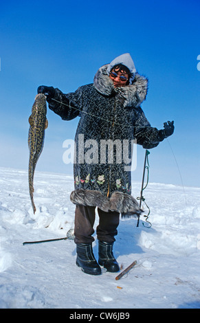Inuit Angeln im Winter, mit gefangenen Fisch, USA, Alaska Stockfoto