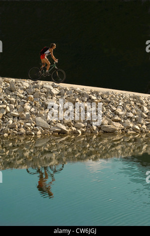 weibliche Mountainbiker in den Alpen, Frankreich Stockfoto
