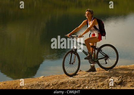 weibliche Mountainbiker in den Alpen, Frankreich Stockfoto