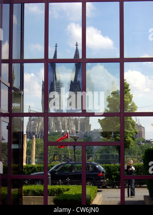 Spiegel-Bild des Kölner Doms in einer Glas-Verkleidung, Deutschland, Nordrhein-Westfalen, Köln Stockfoto