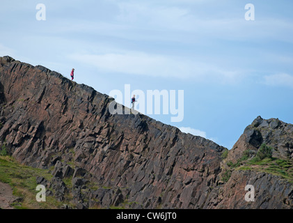 Junge Wanderer kommen aus der Felswand an Arthurs Seat, Edinburgh Stockfoto