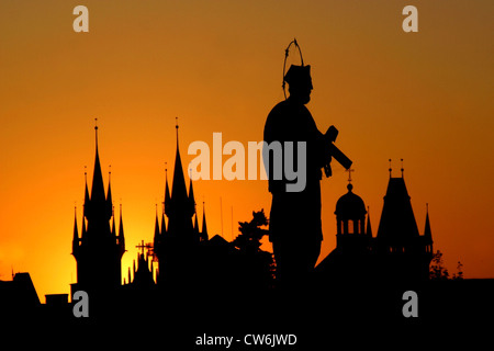 Heiligen Figur auf der Karlsbrücke sofort vor Sonnenaufgang, Tschechische Republik, Prag Stockfoto