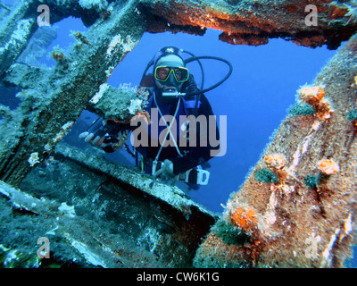 Taucher in einem Wrack, Kroatien Insel Solta Stockfoto