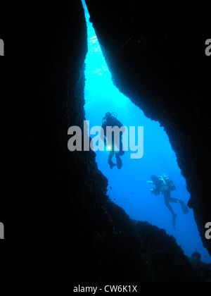 zwei Taucher vor einer Höhle, Kroatien Insel Solta Stockfoto