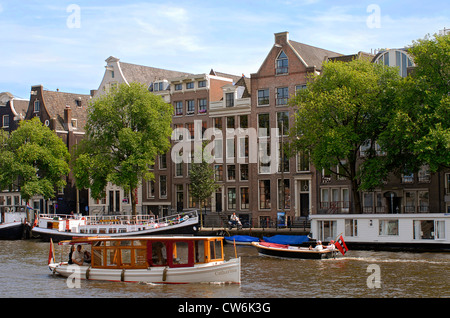 kleine Motorboote in einem Wasser-Kanal, Niederlande, Amsterdam Stockfoto