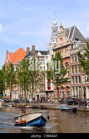 kleine Motorboote in einem Wasser-Kanal, Niederlande, Amsterdam Stockfoto