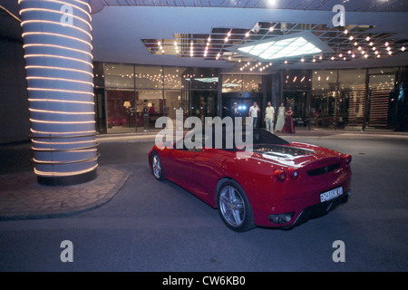 Roter Ferrari F430 geparkt vor dem Intercontinental Hotel in Bukarest Stockfoto