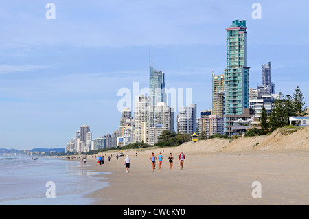 Skyline und Strand von Surfers Paradise, Australien, Queensland, Gold Coast Stockfoto