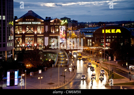 Weststadt mit Kolosseum (Musical) und IKEA in der Dämmerung, Essen, Ruhrgebiet, Nordrhein-Westfalen, Deutschland Stockfoto