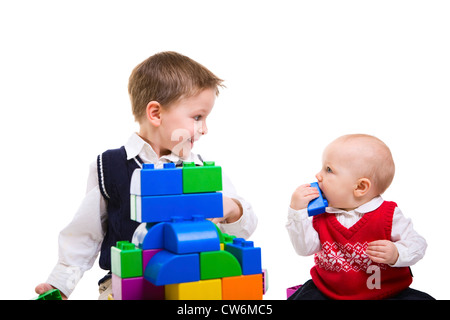 Bruder und Schwester zusammen mit Bausteinen zu spielen Stockfoto