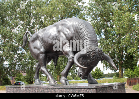 Statue eines Ochsen außerhalb Oxford United die Kassam Stadion Stockfoto