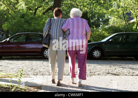 Berlin, hilft einer Frau einen Rentner auf der anderen Straßenseite Stockfoto