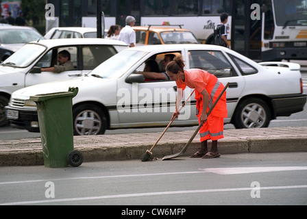 Weibliche Reiniger auf der Straße in Bukarest Stockfoto