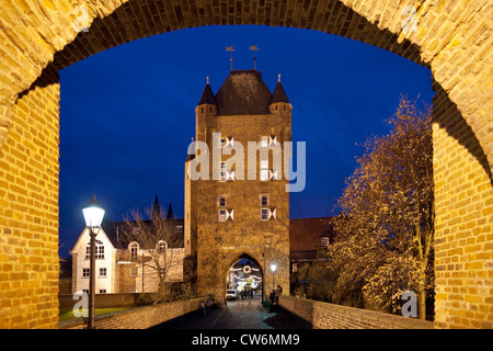 Kleve-Tor, Klever Tor in Xanten zur blauen Stunde, Germany, North Rhine-Westphalia, Xanten Stockfoto