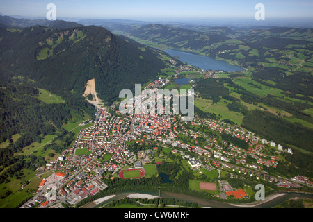 Blick auf Stadt mit Alpsee, Deutschland, Bayern, Immenstadt Im Allgäu Stockfoto