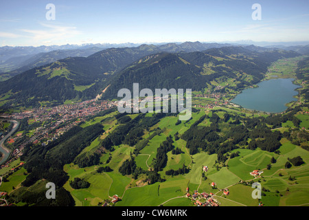 Blick auf Stadt mit Alpsee, Deutschland, Bayern, Immenstadt Im Allgäu Stockfoto