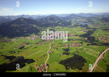 Nesselwang und Gruentensee, im Vordergrund ein Teil der Autobahn A7, Deutschland, Bayern Stockfoto