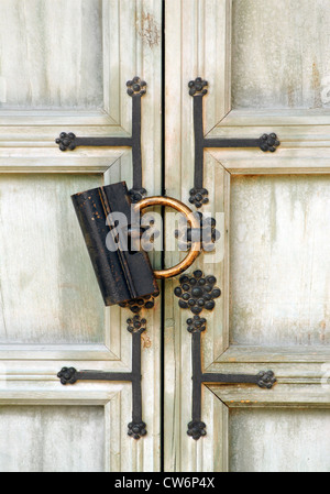 Antik Eisen Türschloss an der Gyeongbokgung Palace, Südkorea, Seoul Stockfoto