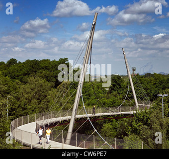 Fußgänger auf der Brücke, im Hintergrund Wicklung Turm der alten Kohle abbauen Carolinenglueck, Deutschland, Nordrhein-Westfalen, Ruhrgebiet, Bochum Stockfoto