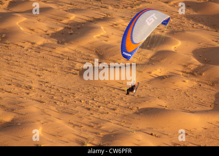 Gleitschirm über der Sahara, Tunesien Stockfoto