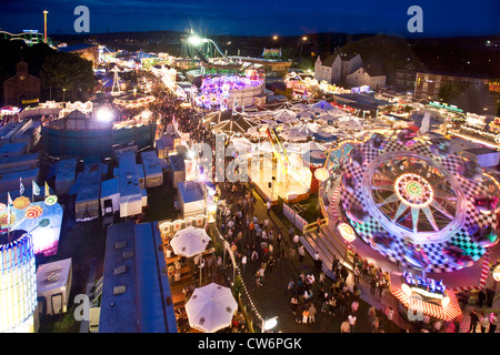 Menschen auf der Kirmes, Ausblick vom Riesenrad, Herne, Ruhrgebiet, Nordrhein-Westfalen, Deutschland Stockfoto