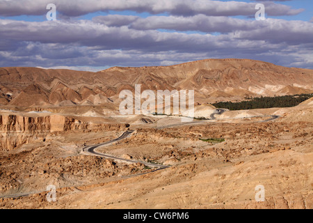 Straße und Oasen mit Wolke Straßen im Atlas-Gebirge in der Nähe der algerischen Grenze, Tunesien, Tamerza Stockfoto