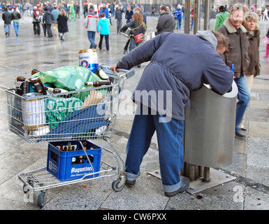 Mann auf der Suche nach Einzahlung Flaschen, Deutschland Stockfoto