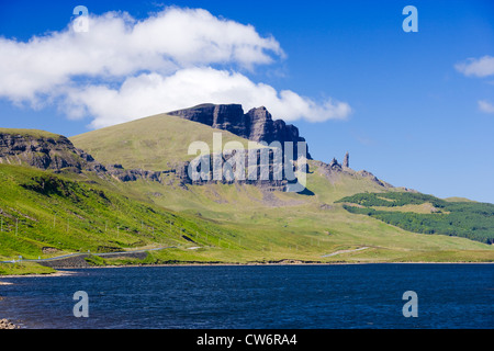 Old Man of Storr über Loch Fada, Isle Of Skye Highland, Schottland, Vereinigtes Königreich. Stockfoto