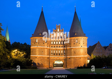 Holstentor, Holstentor zur blauen Stunde, Deutschland, Schleswig-Holstein, Lübeck Stockfoto