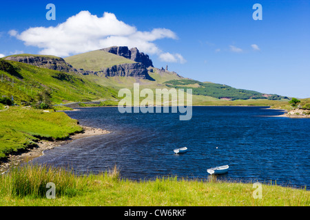 Old Man of Storr über Loch Fada, Isle Of Skye Highland, Schottland, Vereinigtes Königreich. Stockfoto