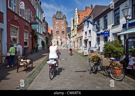 Fußgängerzone mit Klever Tor, Klever Tor, Xanten, Ruhrgebiet, Nordrhein-Westfalen, Deutschland Stockfoto